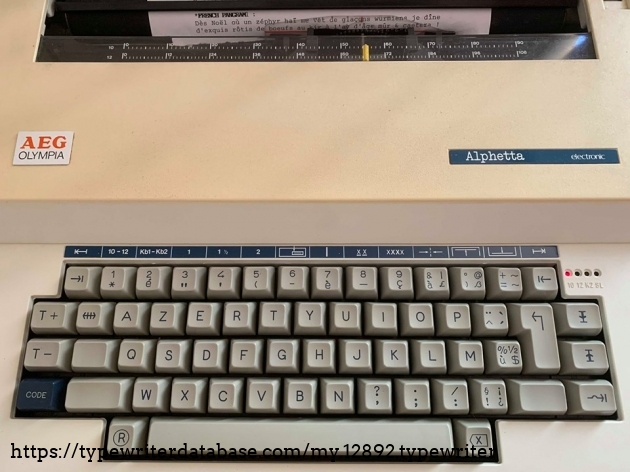 The keyboard. It includes a "secondary" keyboard of six keys for twelve new characters, by pushing the "code" key and then the KB2 one. The keyboard. It includes a "secondary" keyboard of six keys for twelve new characters, by pushing the "code" key and then the KB2 one.