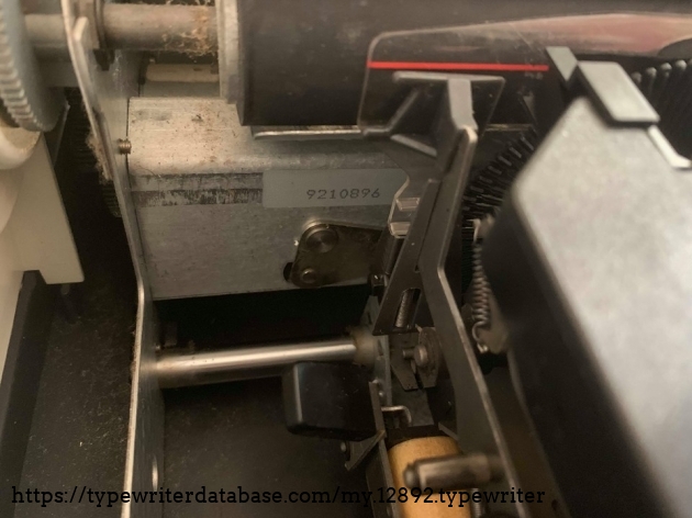 The serial number. As you could expect, the mechanism is quite simple since it's a daisywheel machine. The serial number. As you could expect, the mechanism is quite simple since it's a daisywheel machine.